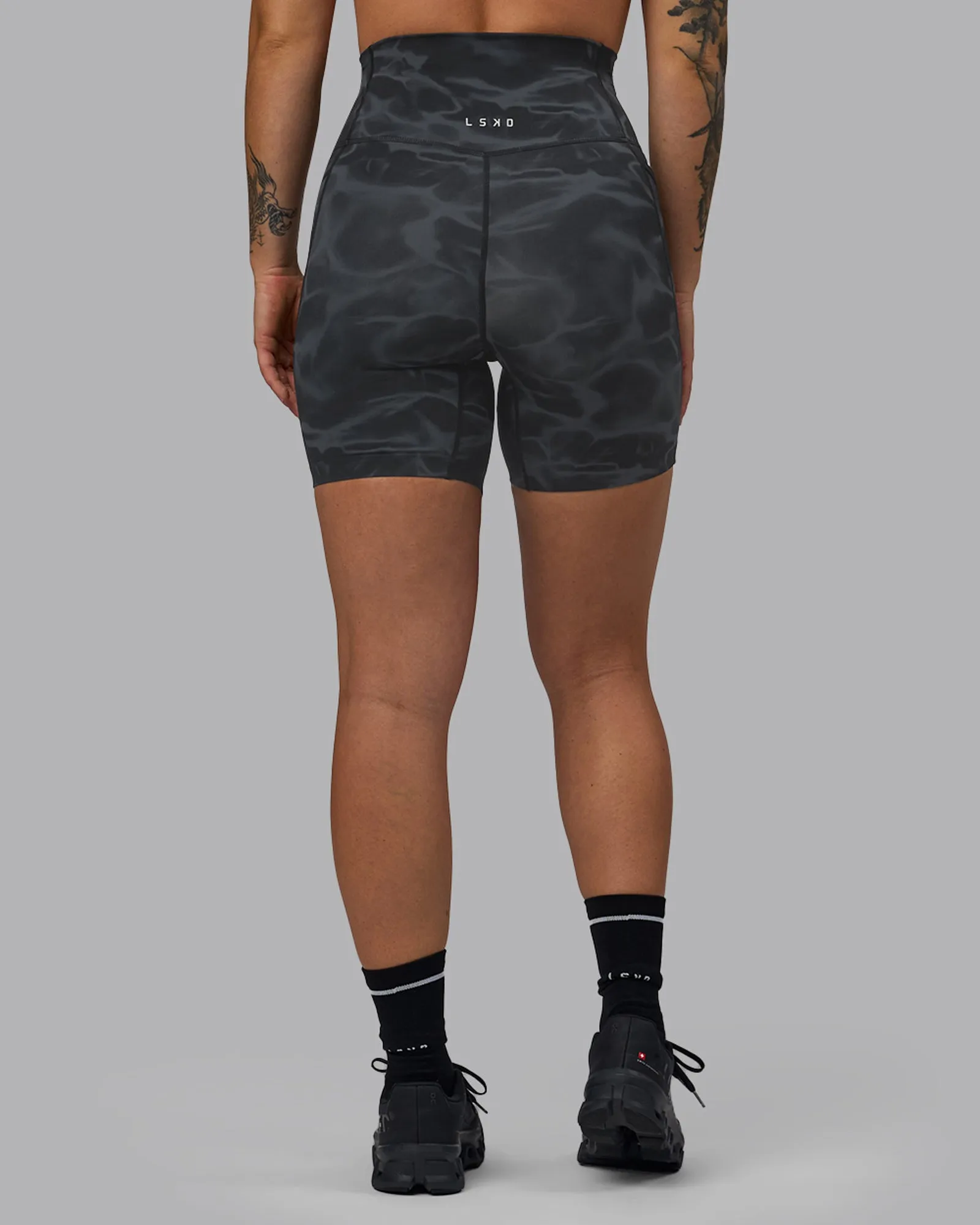 Elixir Mid Short Tight With Pockets - Tranquil-Black