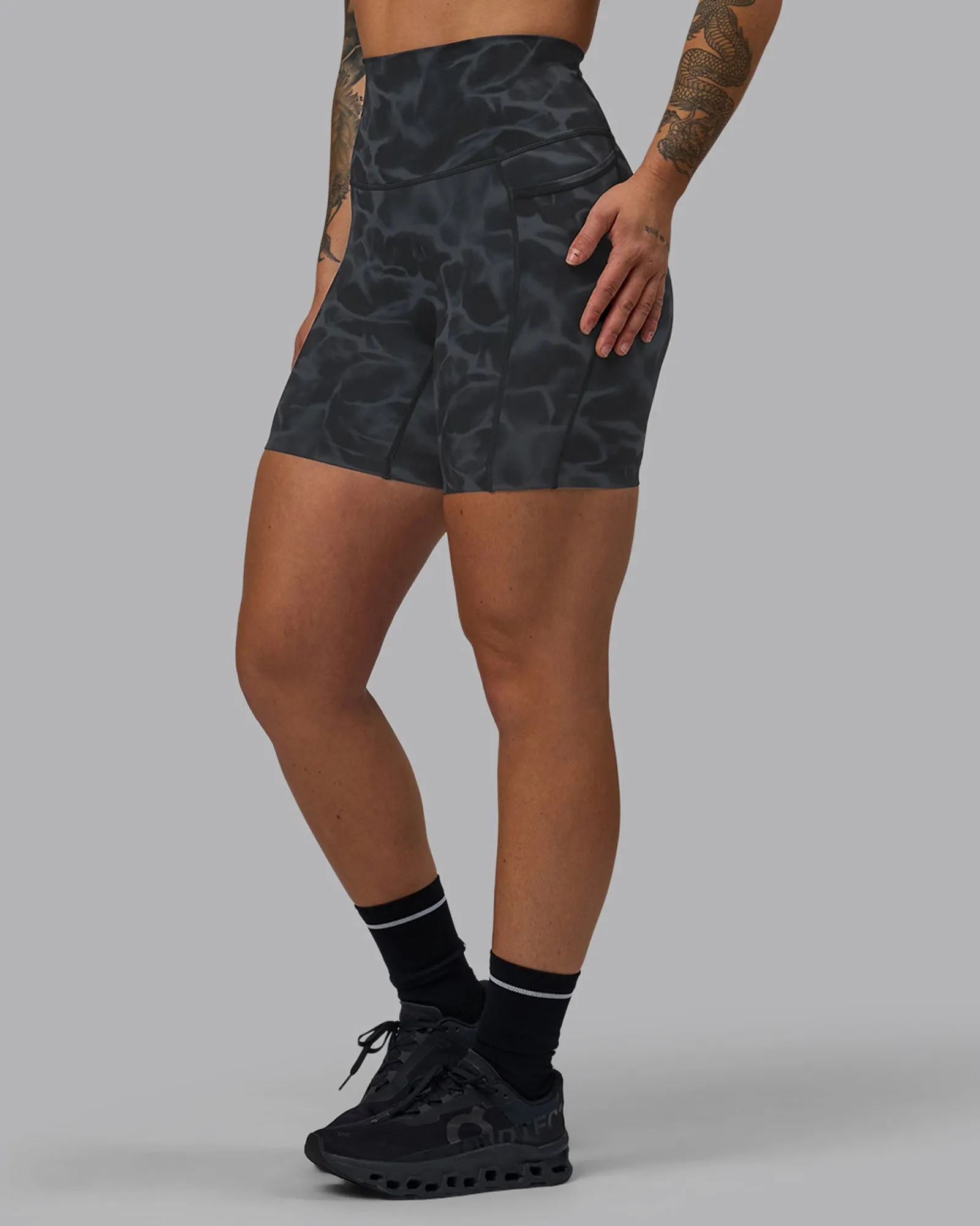 Elixir Mid Short Tight With Pockets - Tranquil-Black
