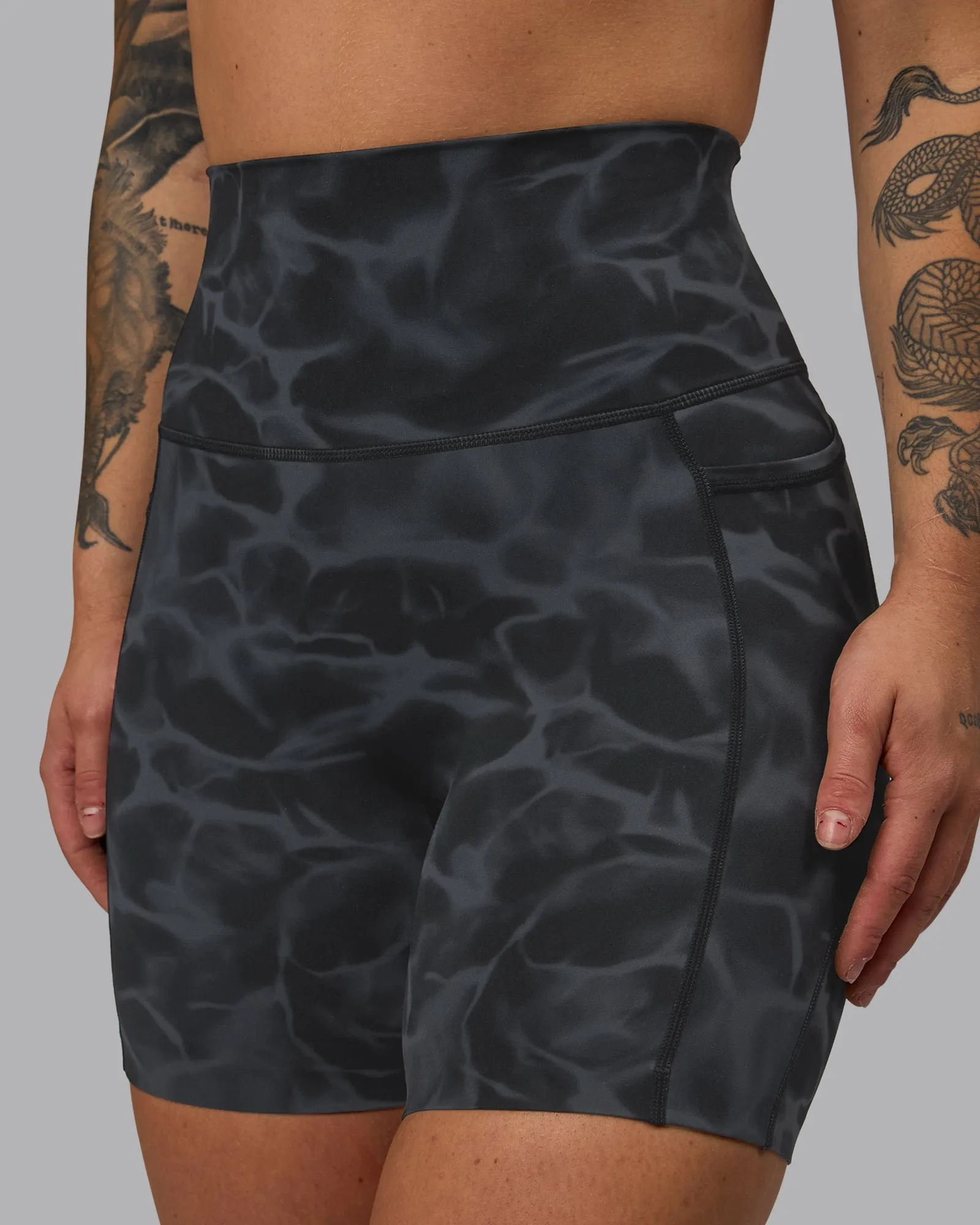 Elixir Mid Short Tight With Pockets - Tranquil-Black