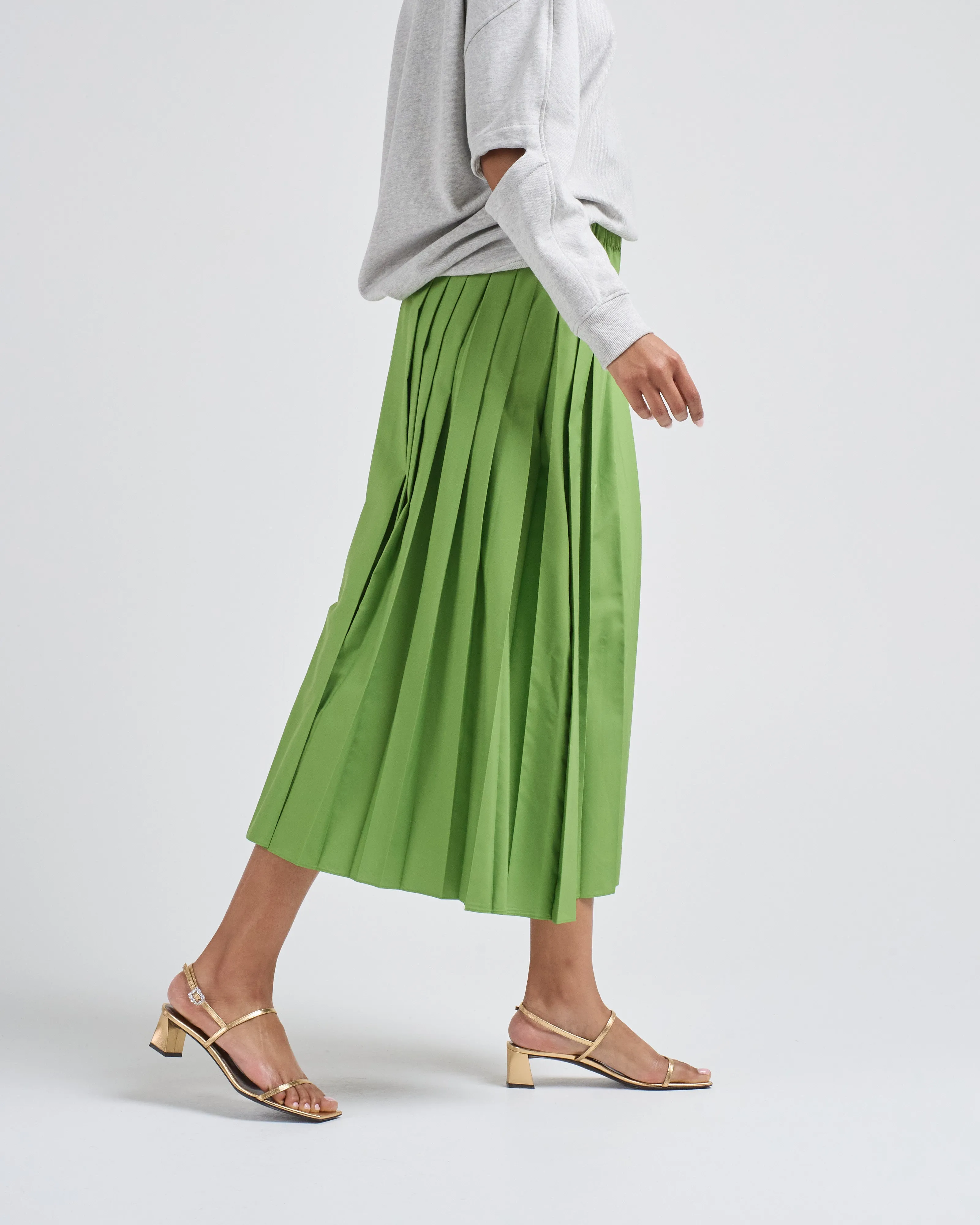 nylon pleated pull on skirt