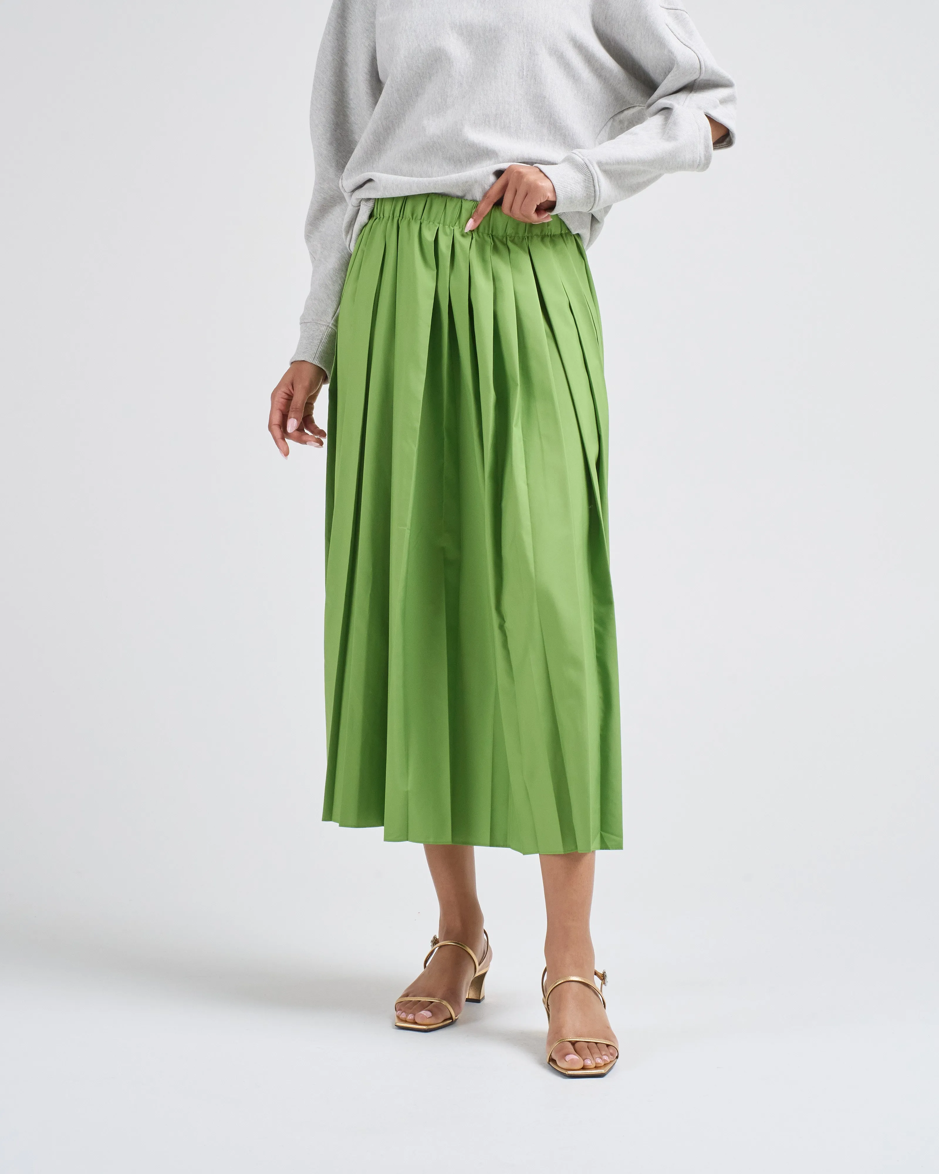 nylon pleated pull on skirt