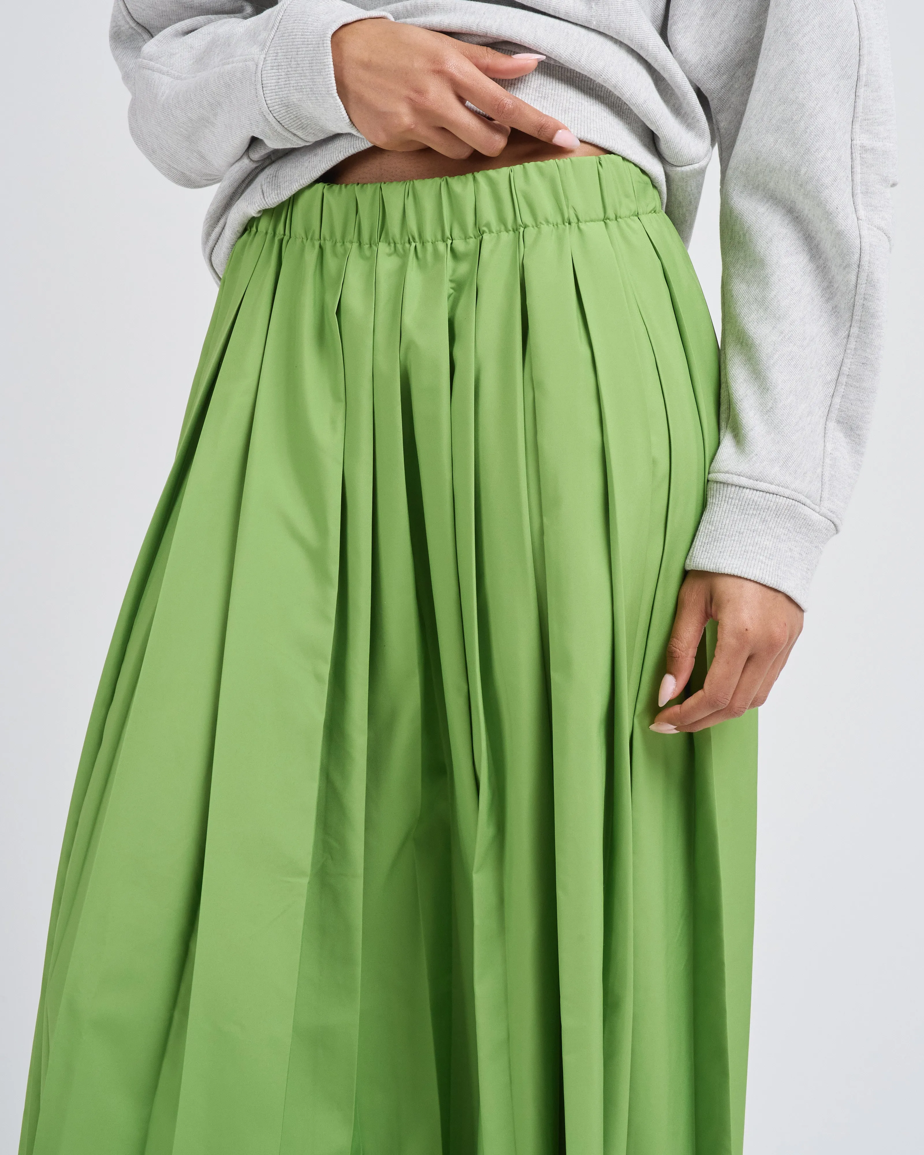 nylon pleated pull on skirt