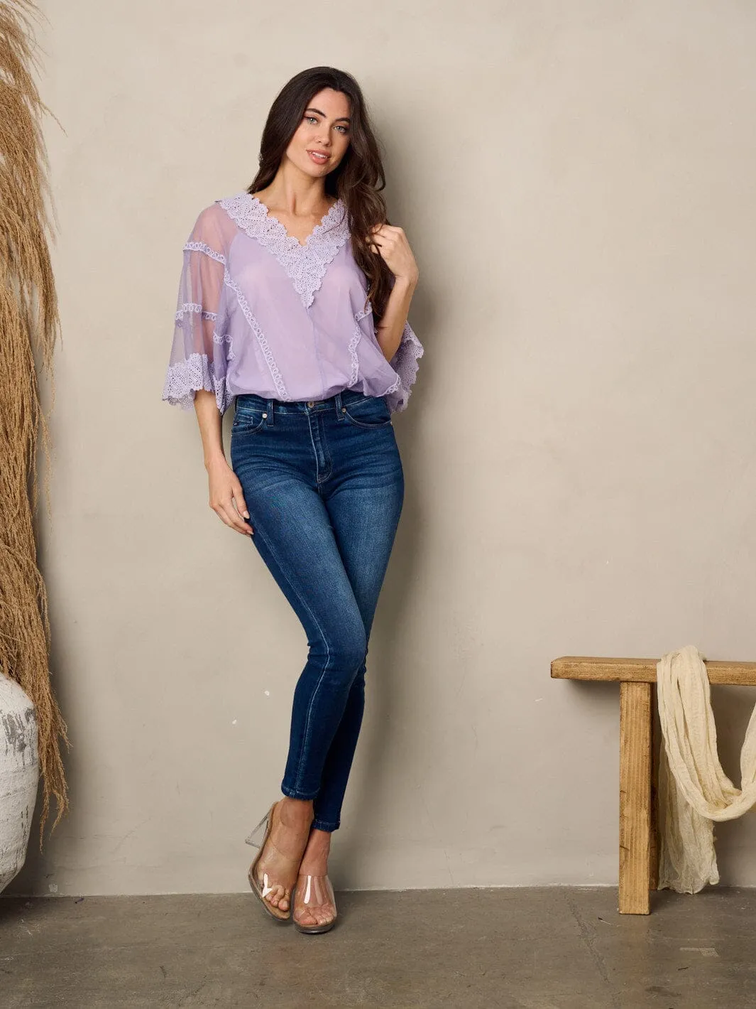 WOMEN'S SHORT SLEEVE SCALLOP V-NECK LACE BODYSUIT